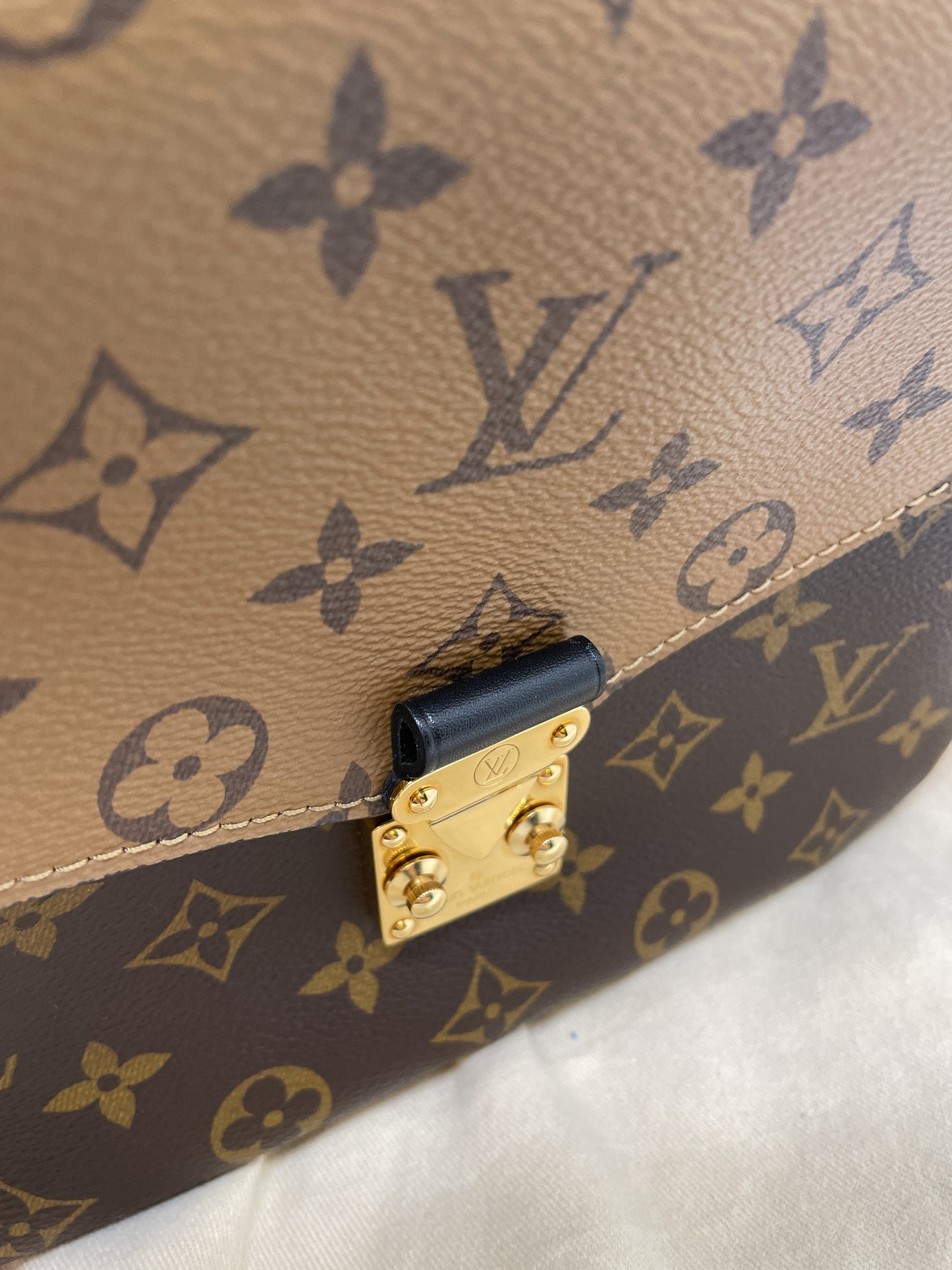 LOUIS VUITTON POCHETTE METIS IN REVERSE MONOGRAM