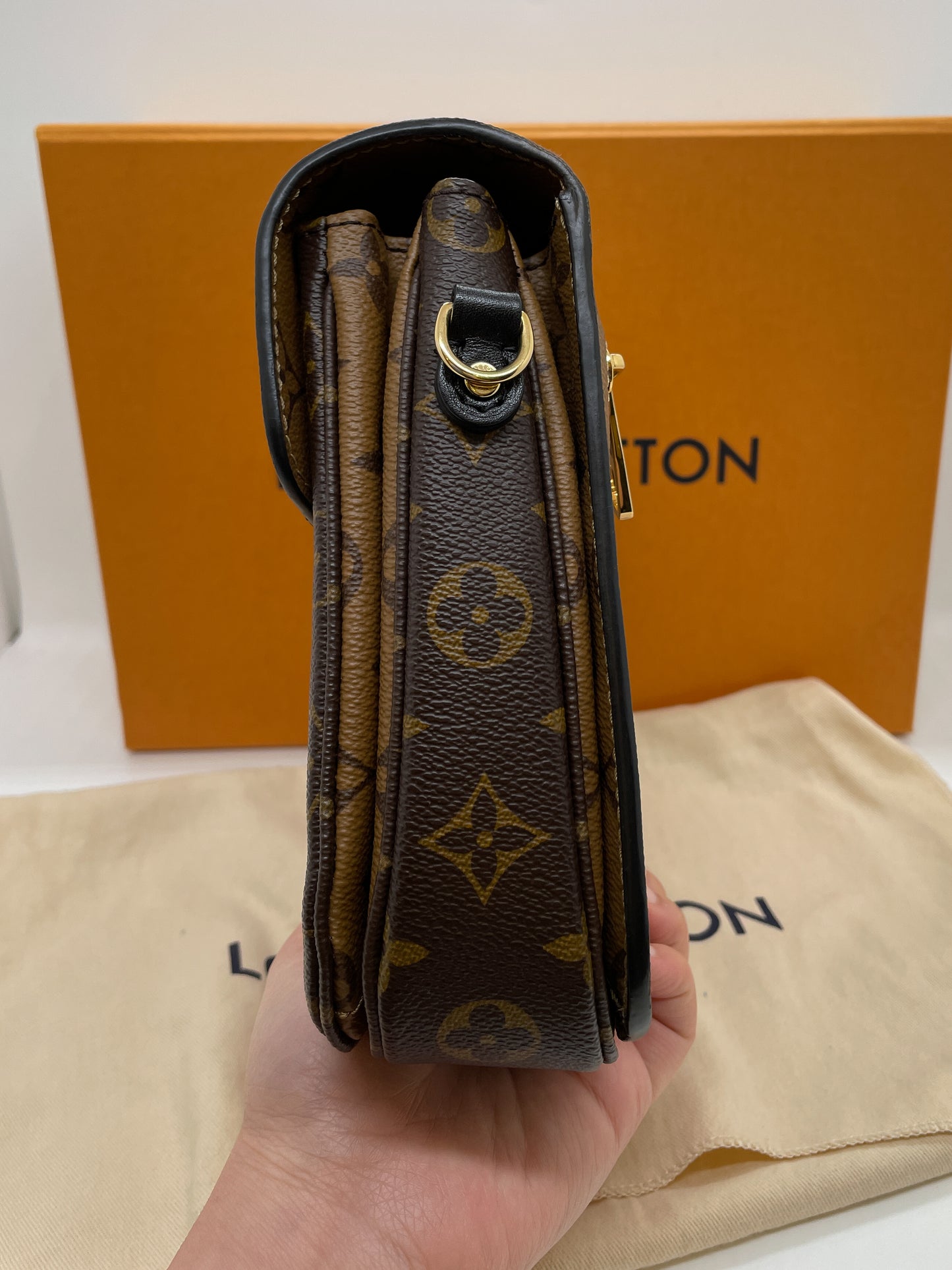 LOUIS VUITTON POCHETTE METIS IN REVERSE MONOGRAM