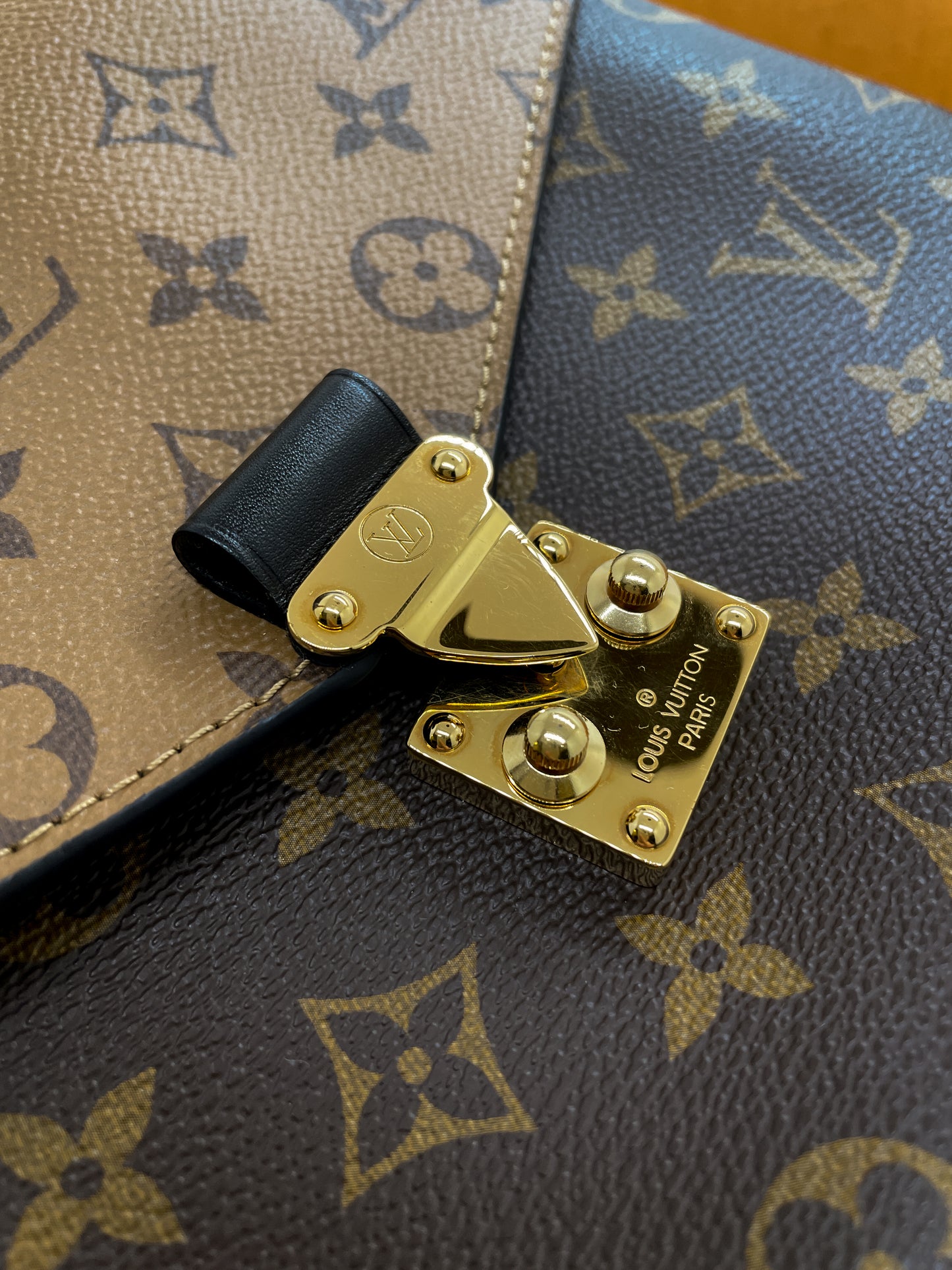 LOUIS VUITTON POCHETTE METIS IN REVERSE MONOGRAM