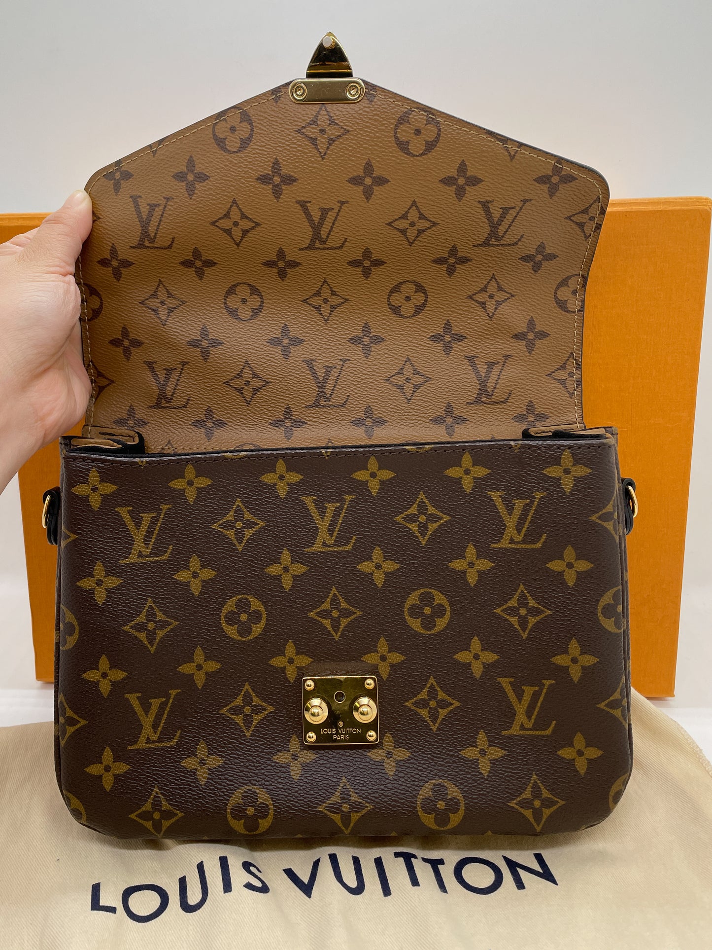 LOUIS VUITTON POCHETTE METIS IN REVERSE MONOGRAM