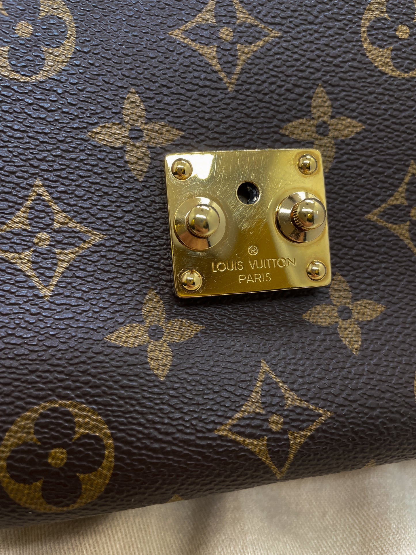 LOUIS VUITTON POCHETTE METIS IN REVERSE MONOGRAM