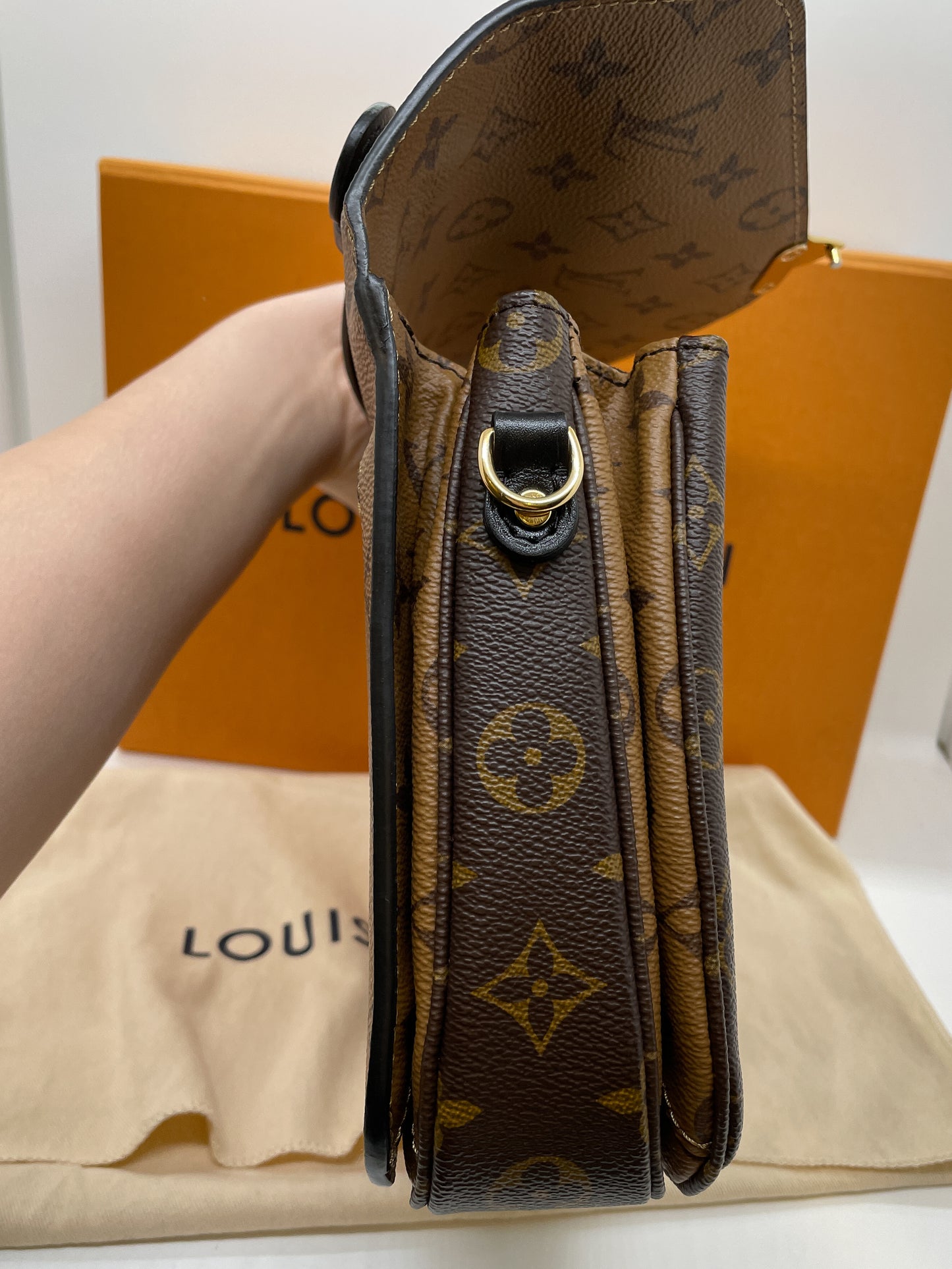 LOUIS VUITTON POCHETTE METIS IN REVERSE MONOGRAM