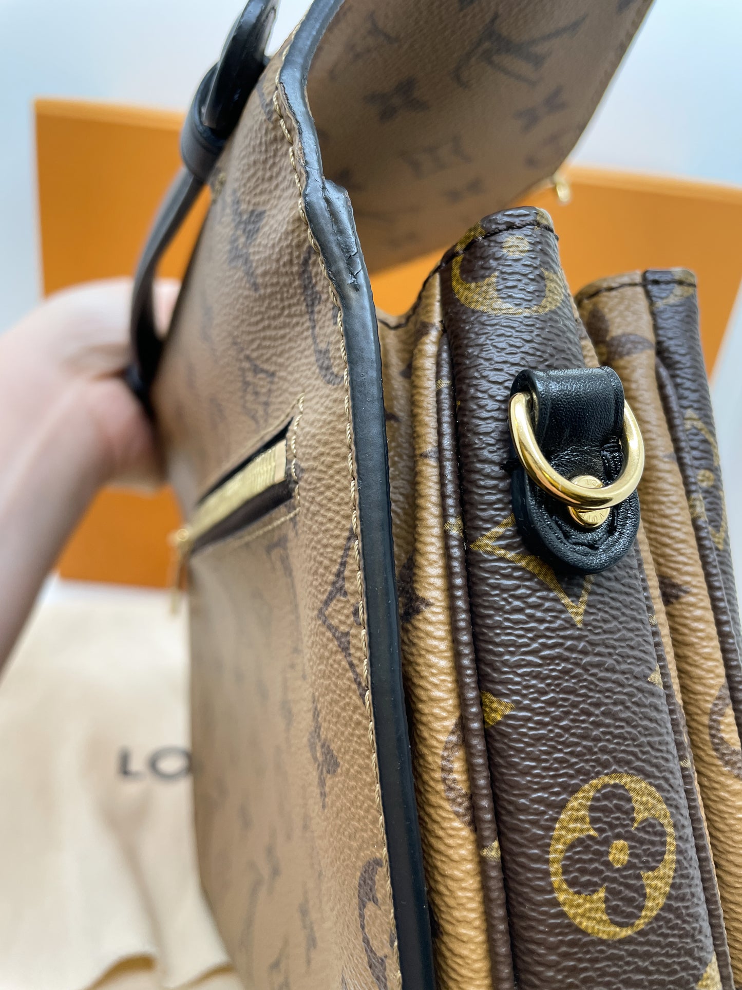 LOUIS VUITTON POCHETTE METIS IN REVERSE MONOGRAM