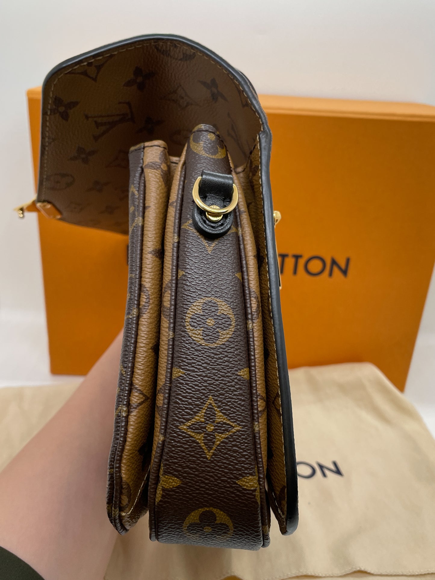 LOUIS VUITTON POCHETTE METIS IN REVERSE MONOGRAM