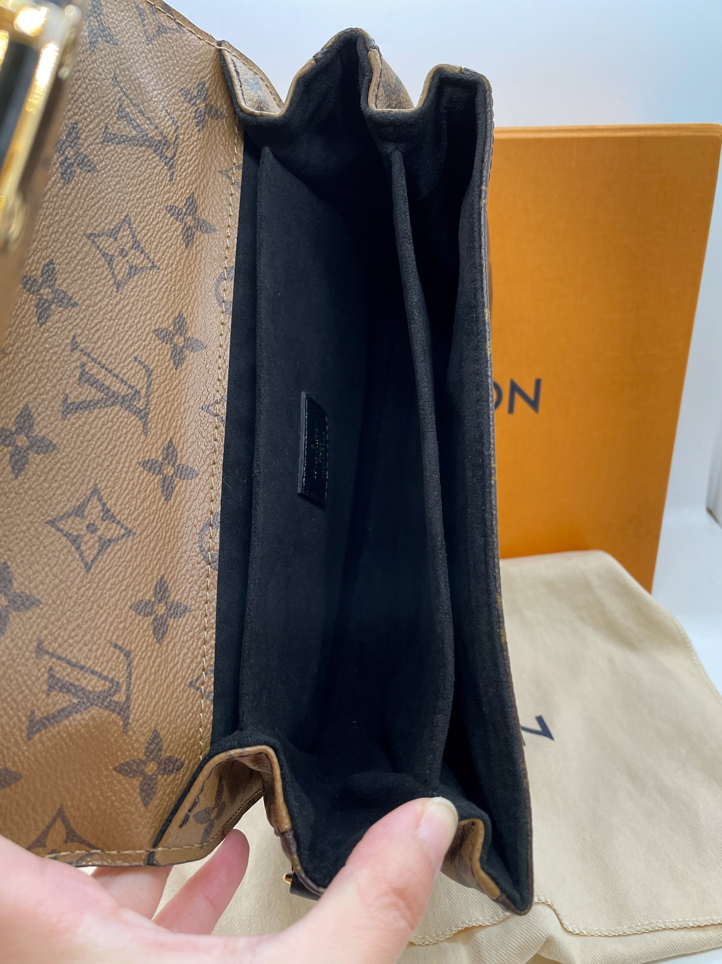 LOUIS VUITTON POCHETTE METIS IN REVERSE MONOGRAM