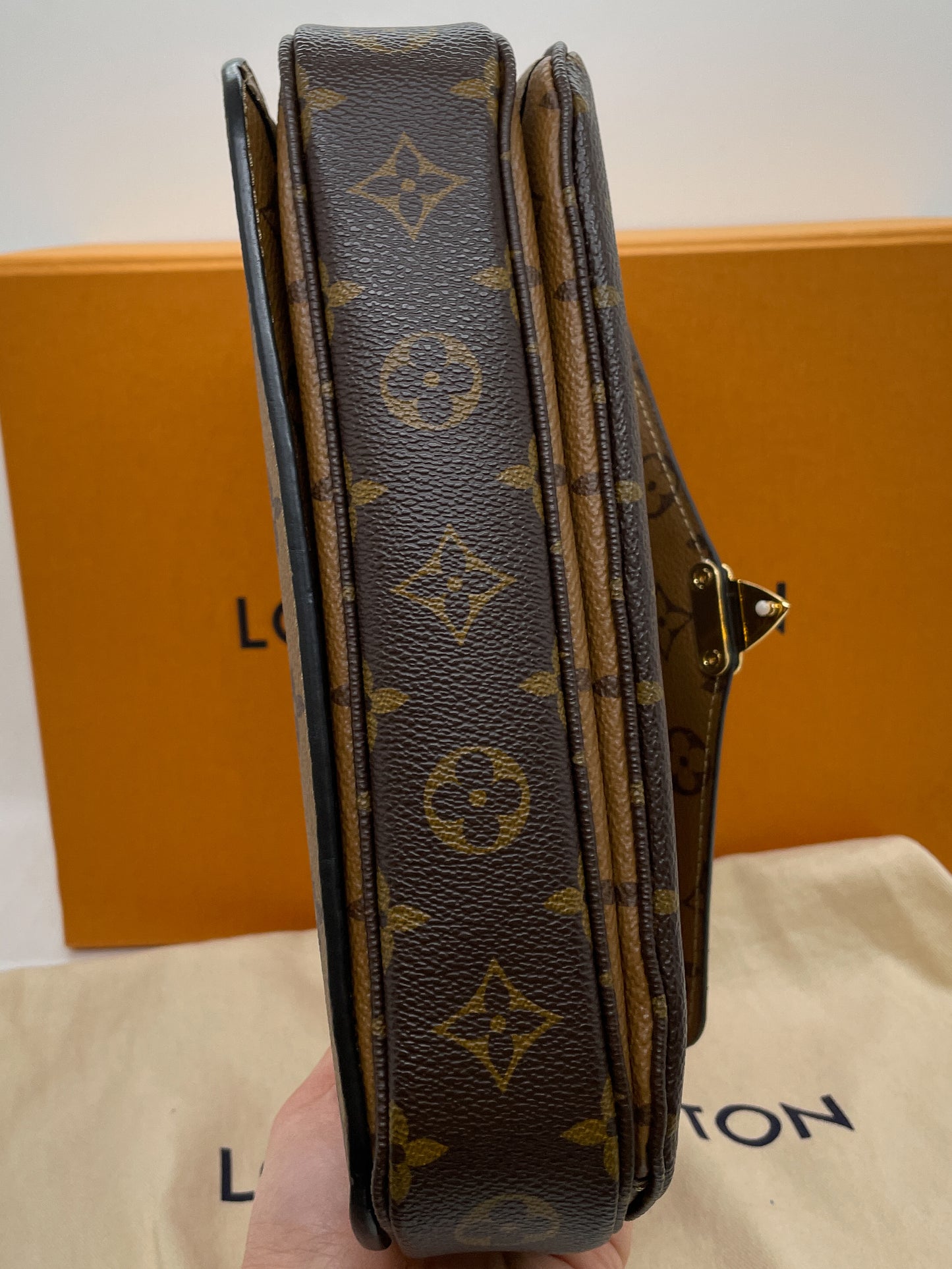 LOUIS VUITTON POCHETTE METIS IN REVERSE MONOGRAM