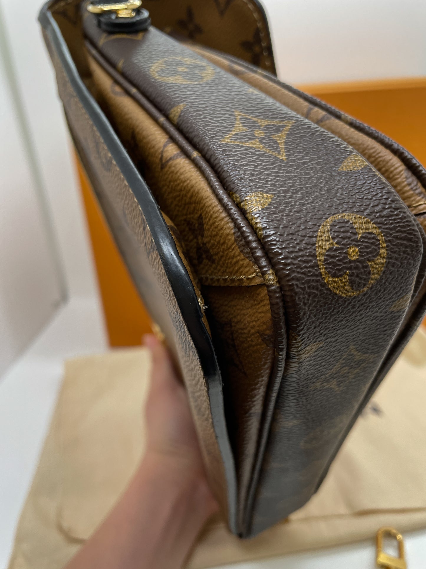 LOUIS VUITTON POCHETTE METIS IN REVERSE MONOGRAM
