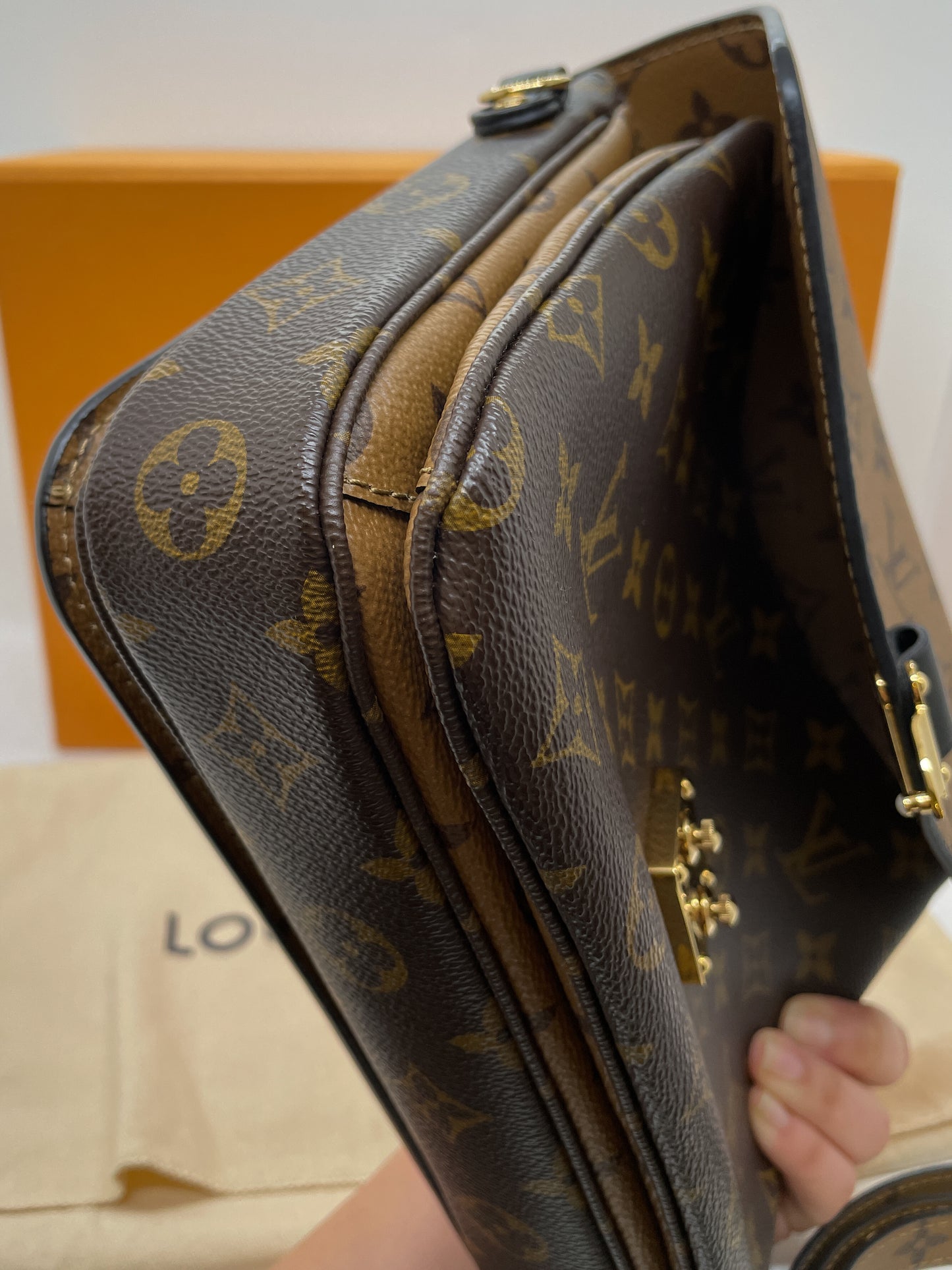 LOUIS VUITTON POCHETTE METIS IN REVERSE MONOGRAM