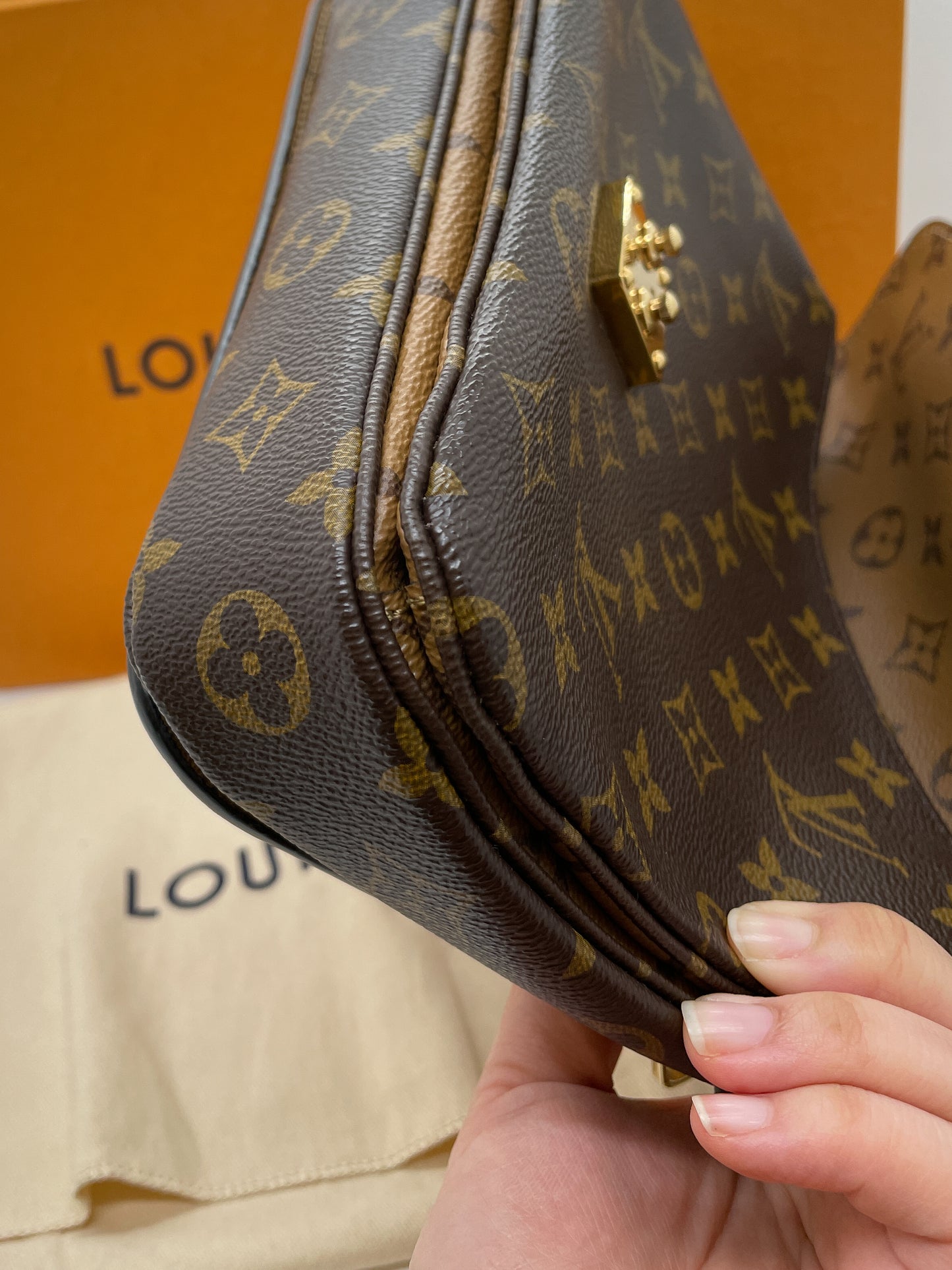LOUIS VUITTON POCHETTE METIS IN REVERSE MONOGRAM