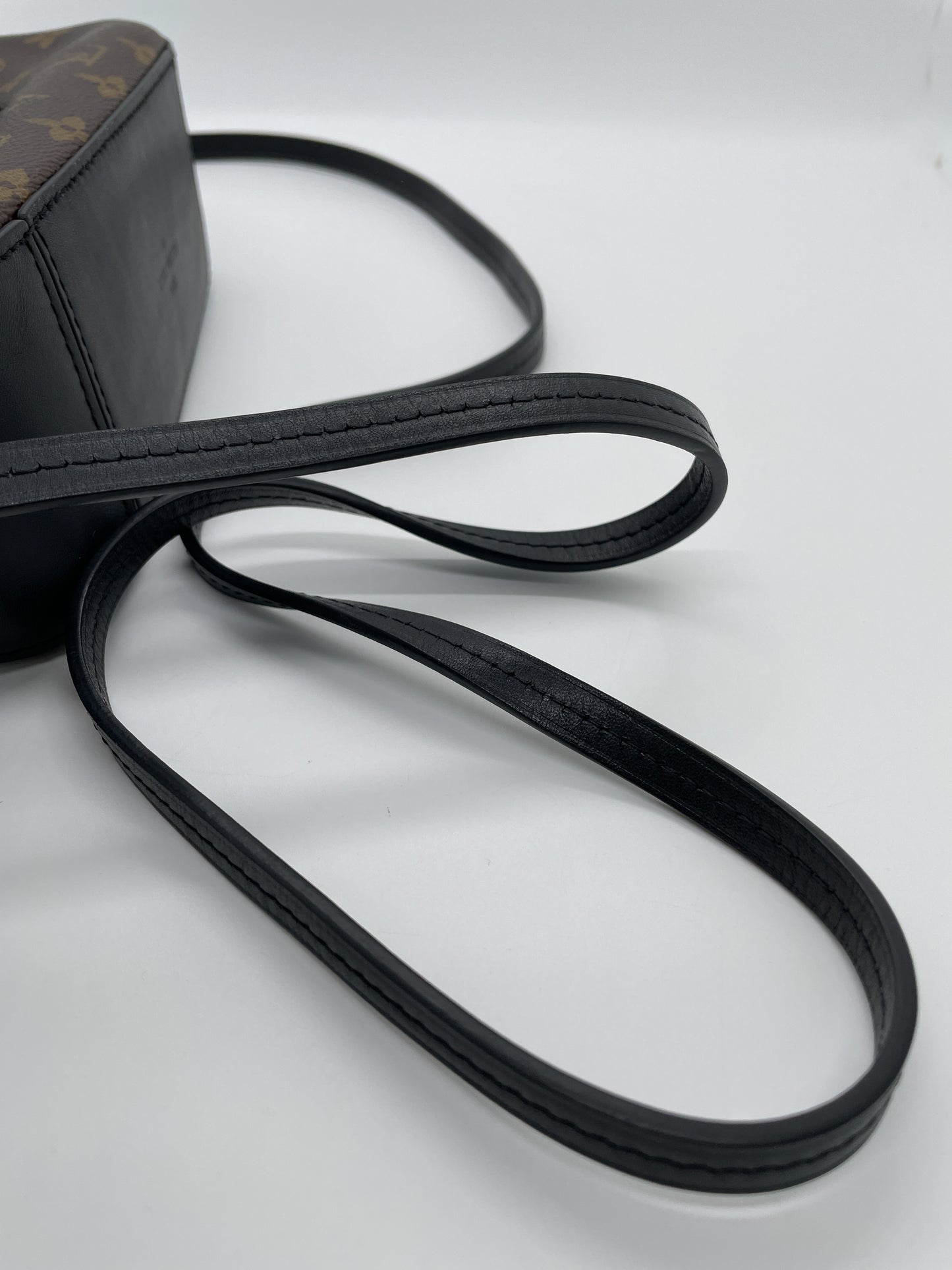 LOUIS VUITTON SAINTONGE NOIR