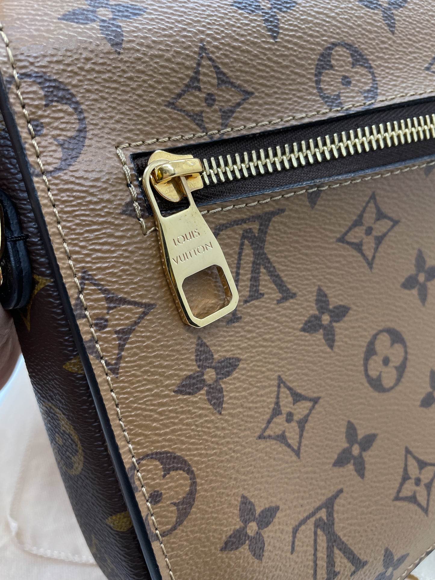 LOUIS VUITTON POCHETTE METIS IN REVERSE MONOGRAM