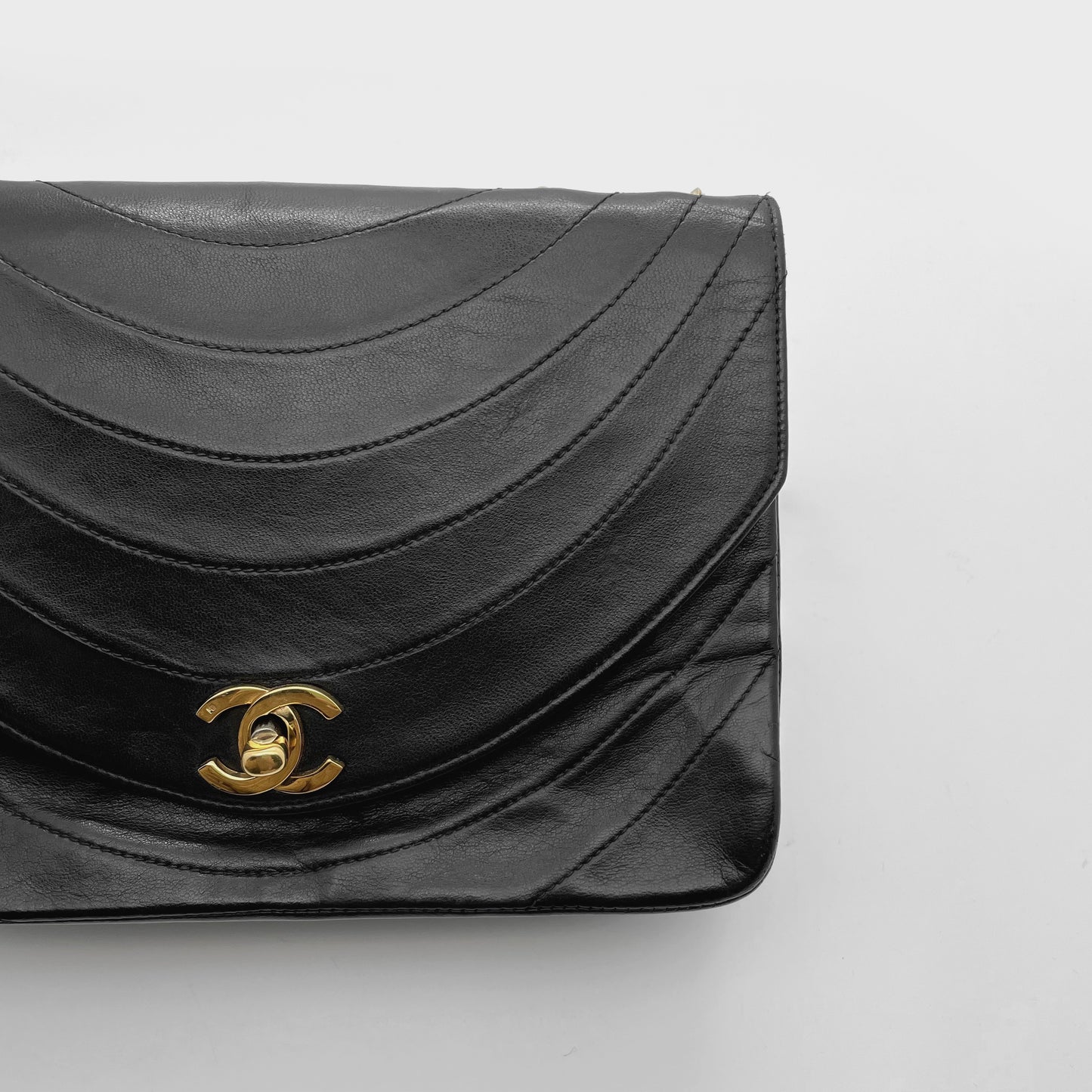 CHANEL VINTAGE BLACK CHEVRON LAMBSKIN FLAP BAG
