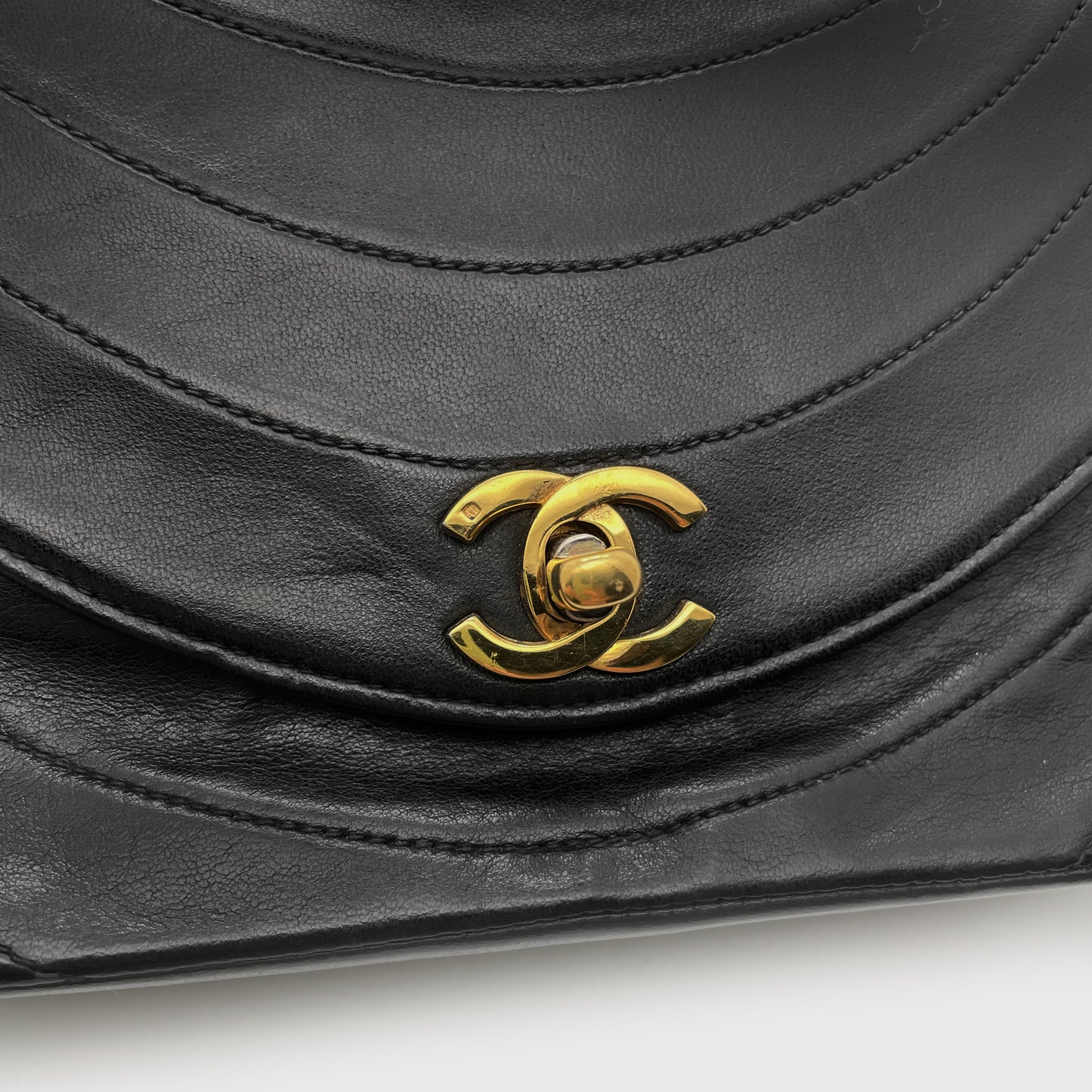 CHANEL VINTAGE BLACK CHEVRON LAMBSKIN FLAP BAG