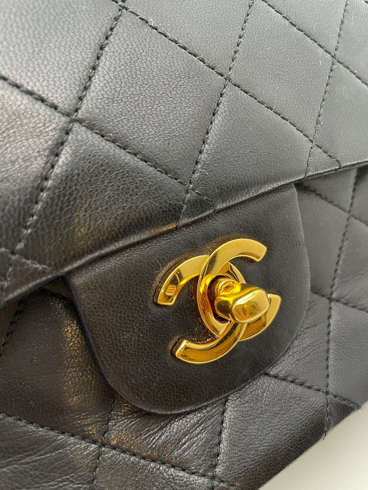 CHANEL VINTAGE MEDIUM CLASSIC FLAP